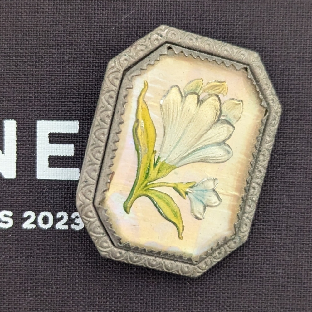 ☀️ Vintage ☀️Silver and Cream Floral Brooch ☀️